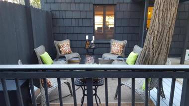 Historic Lakeview Cabin Beautiful View 2 Level 1400 sqft Dogs Walk to Village