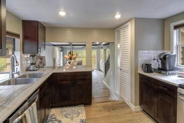 Spectacular Lake View Luxe 3 Level Home 1750 sqft AC Dogs Walk to Village