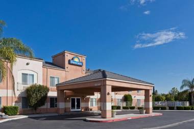 Days Inn by Wyndham Lathrop