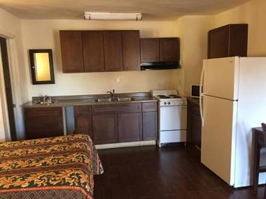 Colonial Pool & Spa Motel