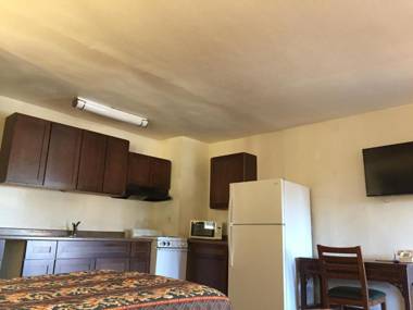 Colonial Pool & Spa Motel