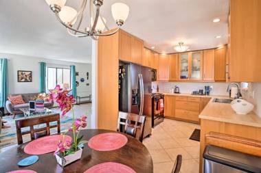 Sunny Long Beach Condo - Walk to Bars and Beach