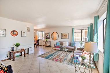 Sunny Long Beach Condo - Walk to Bars and Beach