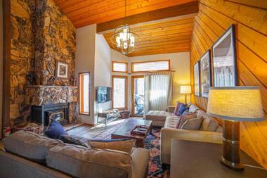 #283 - Pet-Friendly Mountain View Townhome with Indoor Spa