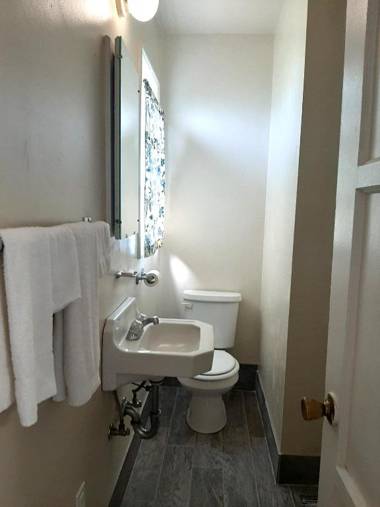 THE NEW STAR MOTEL (1950s Retro Lodging and Retreat Center)