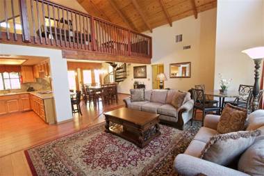 Mountain View Playhouse Near Yosemite & Bass Lake