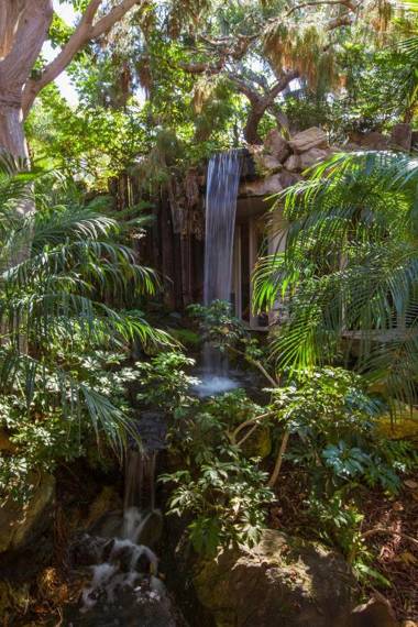 3 Bedroom! - Complex is on the beach with huge pool