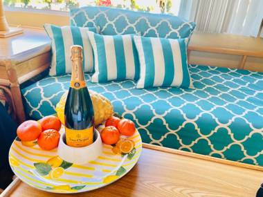 A PLACE IN THE SUN Garden Hotel - Big Units with Privacy Gardens & Heated Pool & Spa in 1 Acre Park Prime Location PET Friendly TOP Midcentury Modern Boutique Hotel