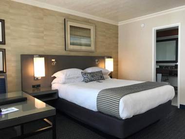 West Beach Inn a Coast Hotel