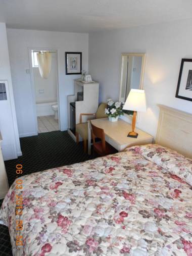 Fireside Inn By The Beach Boardwalk & Bowling