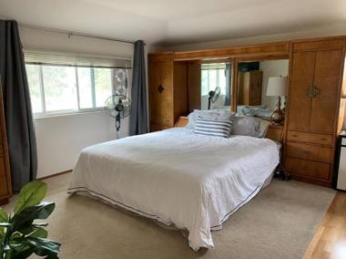 Spacious Master Bedroom w Own Bath in Lg Saratoga House - Cars Available