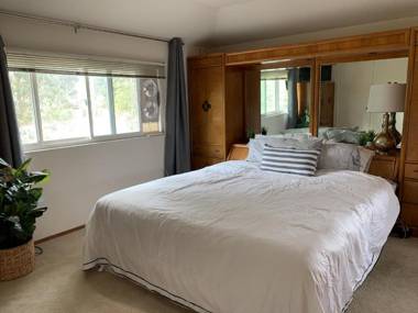 Spacious Master Bedroom w Own Bath in Lg Saratoga House - Cars Available