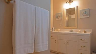 Cinnamon Bear Creekside Inn