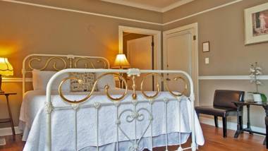 Cinnamon Bear Creekside Inn