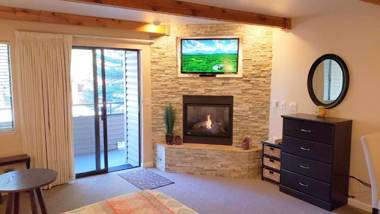 Lakeland Village - Deluxe King - Tree View - Steps to the Lake