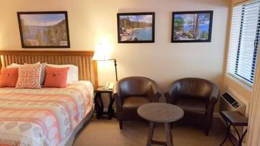 Lakeland Village - Deluxe King - Tree View - Steps to the Lake