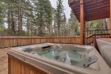Lukins Lodge by the Lake Hot Tub