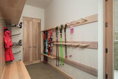 Luxury 4BD True Ski-In/Ski-Out Mid-Mountain Residence - Stellar Northstar