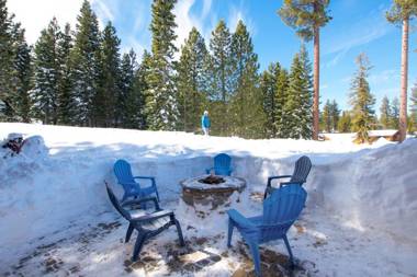 Luxury 4BD True Ski-In/Ski-Out Mid-Mountain Residence - Trailside Northstar