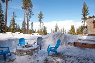 Luxury 4BD True Ski-In/Ski-Out Mid-Mountain Residence - Trailside Northstar