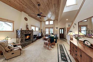 Lovely River Park Retreat