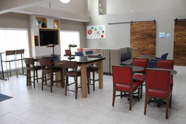 Holiday Inn Express & Suites - Tulare an IHG Hotel