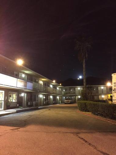 Hilltop Inn & Suites