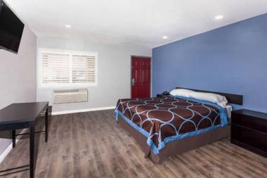 Super 8 by Wyndham Visalia