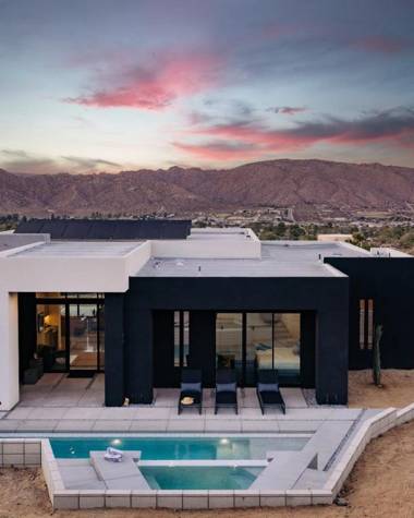 Modern 3 Bed Joshua Tree Retreat with Pool & Gym