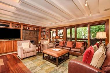 Fasching Haus Unit 10