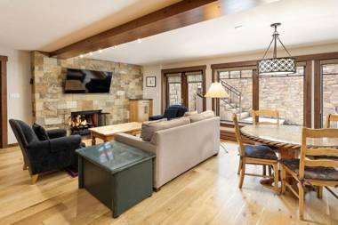 Fasching Haus Unit 12