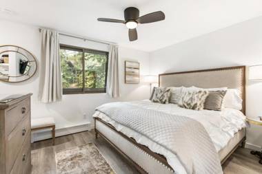 Designer 2 BR on River - Steps to Aspen Center!