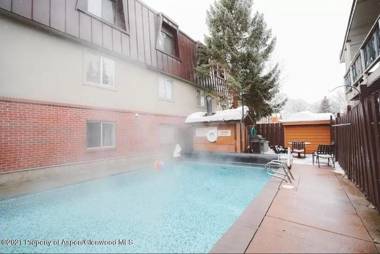 Updated 2 BR in Aspen Core - Short walk to Gondola and Town!