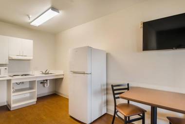 HomeTowne Studios by Red Roof Denver - Airport/Aurora