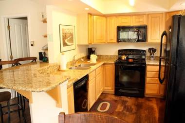 Pinecreek #I - 3 BR - Private Hot Tub - Close to Town - Shuttle to Slopes