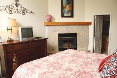 Pinecreek #I - 3 BR - Private Hot Tub - Close to Town - Shuttle to Slopes