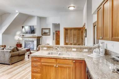 Downtown Breckenridge 2 Bedroom Condo - Steps to Lifts and Main Street