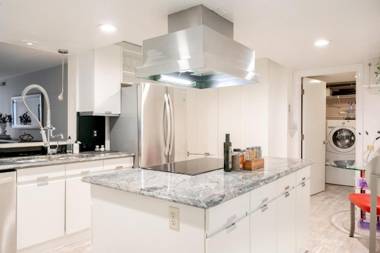 Centrally Located Luxury Condo - Amazing Views!!