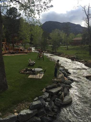 4 Seasons Inn on Fall River