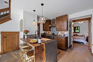 Cozy & Relaxing Indoor Outdoor Fireplace Jacuzzi and BBQ grill