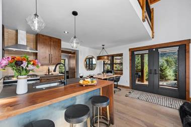 Stylish Cabin Great Location Jacuzzi and Indoor Outdoor Fireplace