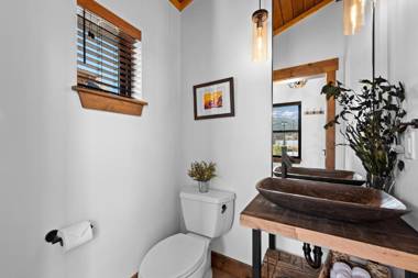 Stylish Cabin Great Location Jacuzzi and Indoor Outdoor Fireplace