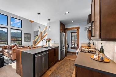 Stylish Cabin Great Location Jacuzzi and Indoor Outdoor Fireplace