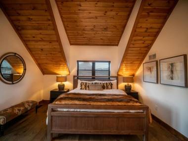 Blissful Mountain Getaway Steps to Lake Estes Indoor Outdoor Fireplace