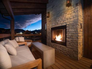 Blissful Mountain Getaway Steps to Lake Estes Indoor Outdoor Fireplace