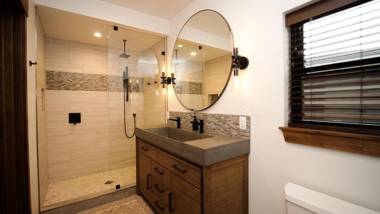 Blissful Mountain Getaway Steps to Lake Estes Indoor Outdoor Fireplace