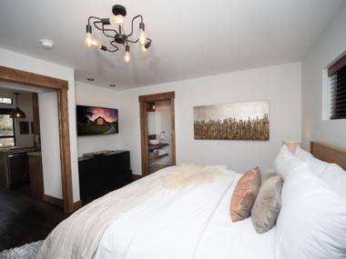 Lake Estes Getaway Close to Downtown Indoor Outdoor Fireplace and Jacuzzi
