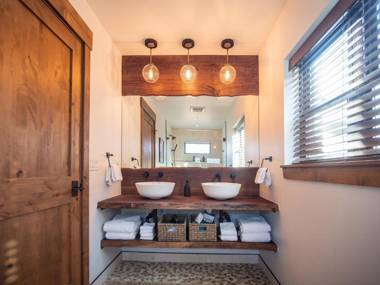 Lake Estes Getaway Close to Downtown Indoor Outdoor Fireplace and Jacuzzi