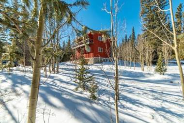 Enjoy the Creek Surrounded by High Mountain Peaks - Creekside Mountain Cabin