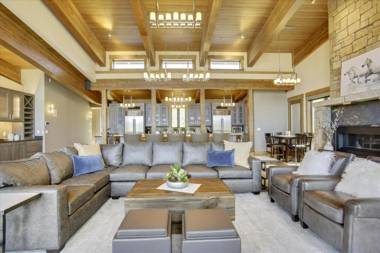 Mountain Top Luxury Chalet with Amazing Views - Gameroom Hot Tub & Gas Firepits - FREE Activities & Equipment Rentals Daily